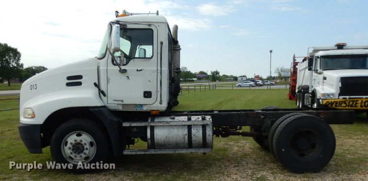 image for item DM2953 2006 Mack CXN612  truck cab and chassis