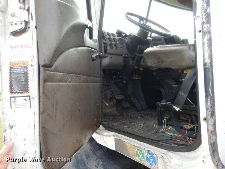 image for item DM2953 2006 Mack CXN612  truck cab and chassis