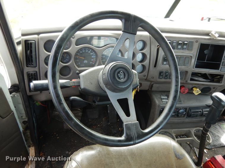 image for item DM2953 2006 Mack CXN612  truck cab and chassis