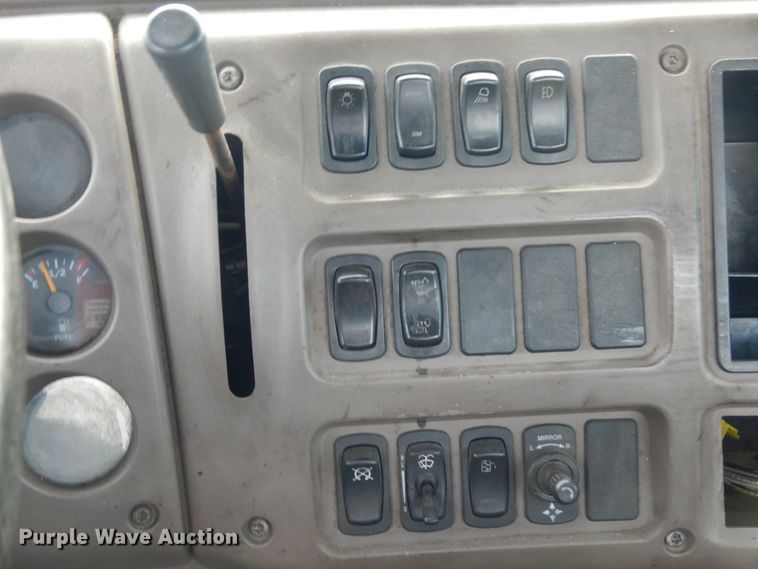 image for item DM2953 2006 Mack CXN612  truck cab and chassis