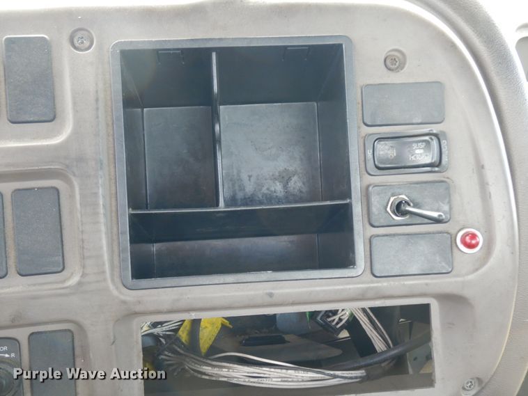 image for item DM2953 2006 Mack CXN612  truck cab and chassis