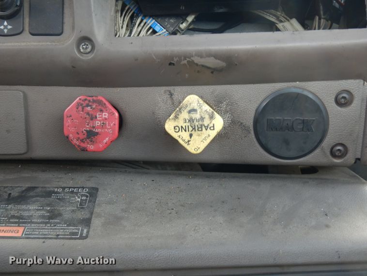 image for item DM2953 2006 Mack CXN612  truck cab and chassis