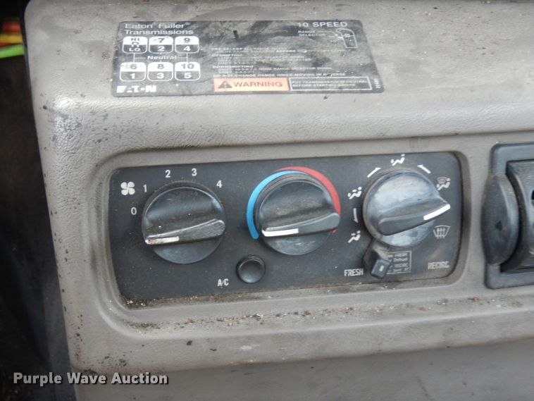 image for item DM2953 2006 Mack CXN612  truck cab and chassis