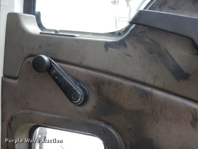 image for item DM2953 2006 Mack CXN612  truck cab and chassis