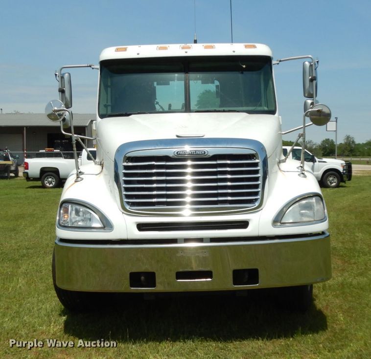 image for item DM2961 2005 Freightliner Columbia  semi truck