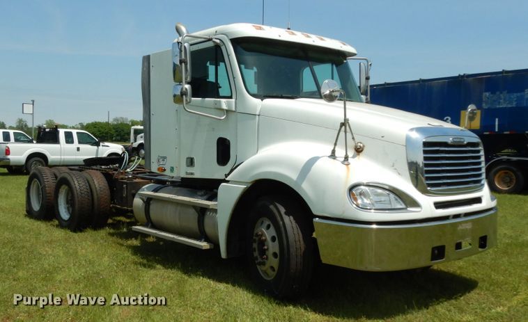 image for item DM2961 2005 Freightliner Columbia  semi truck