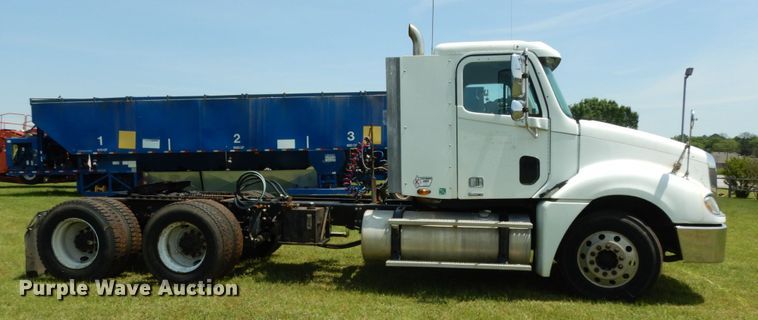 image for item DM2961 2005 Freightliner Columbia  semi truck