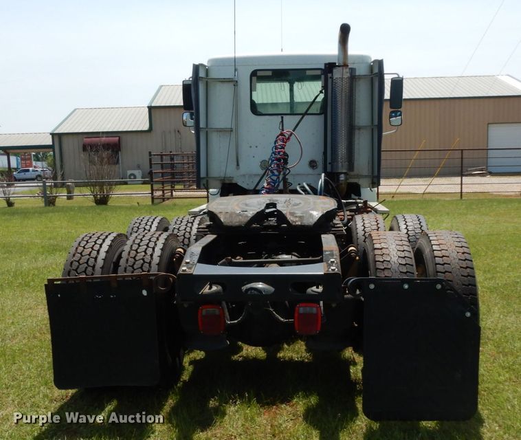 image for item DM2961 2005 Freightliner Columbia  semi truck