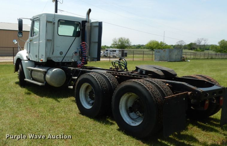 image for item DM2961 2005 Freightliner Columbia  semi truck