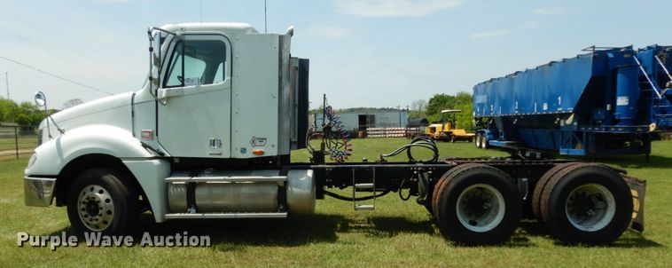 image for item DM2961 2005 Freightliner Columbia  semi truck