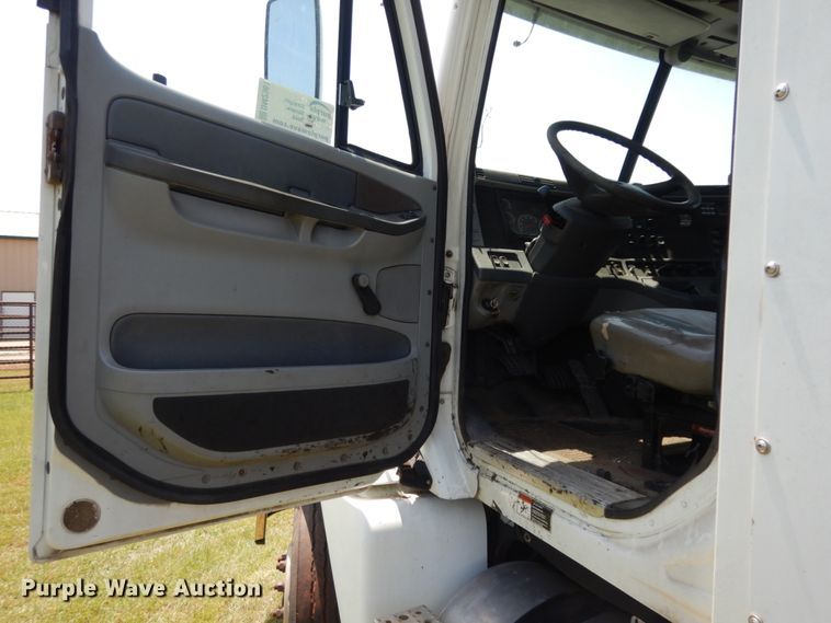 image for item DM2961 2005 Freightliner Columbia  semi truck