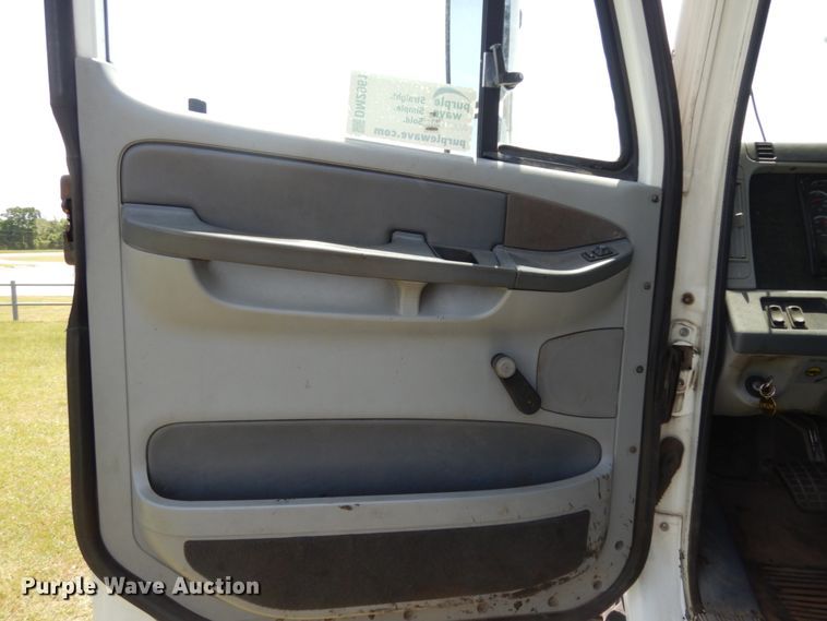 image for item DM2961 2005 Freightliner Columbia  semi truck