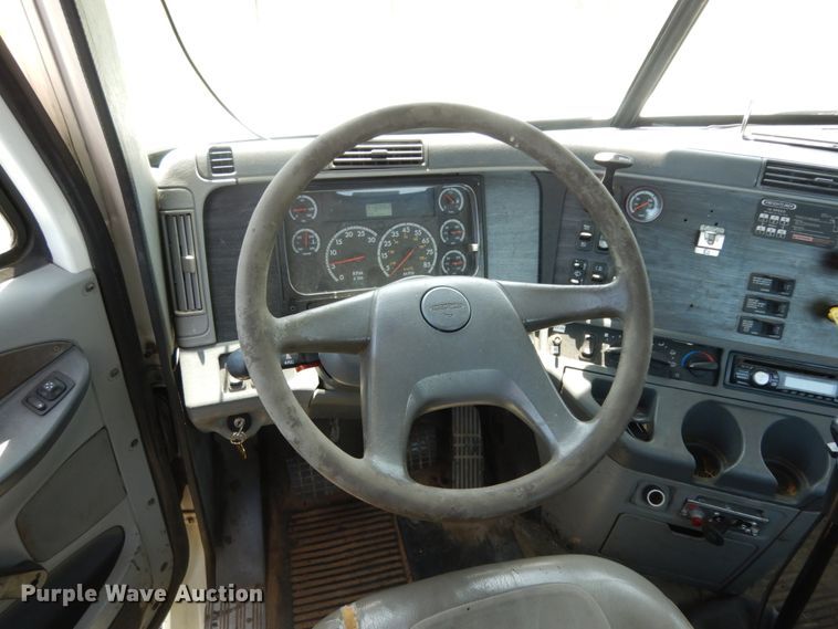 image for item DM2961 2005 Freightliner Columbia  semi truck