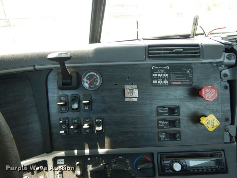 image for item DM2961 2005 Freightliner Columbia  semi truck