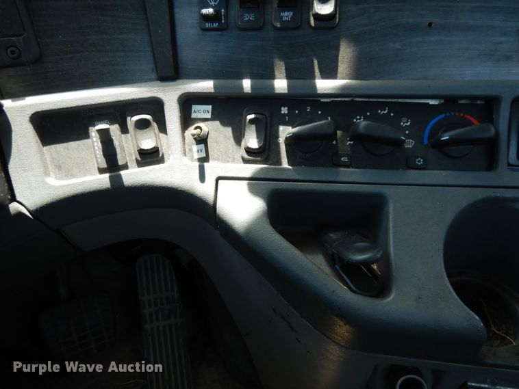 image for item DM2961 2005 Freightliner Columbia  semi truck