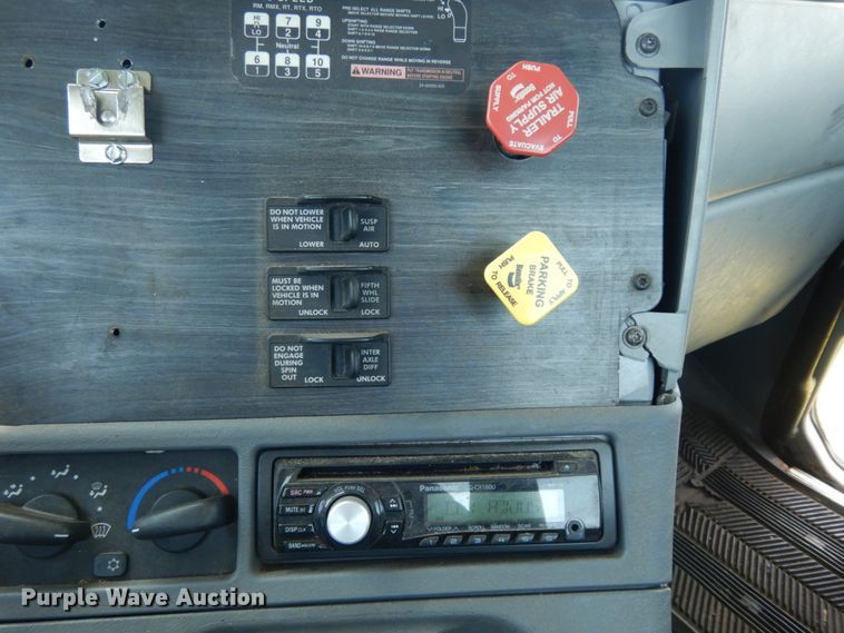 image for item DM2961 2005 Freightliner Columbia  semi truck