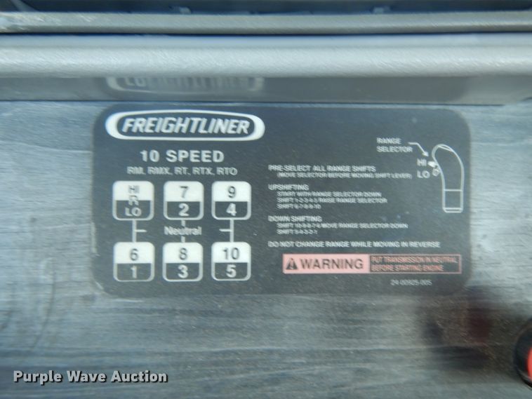 image for item DM2961 2005 Freightliner Columbia  semi truck