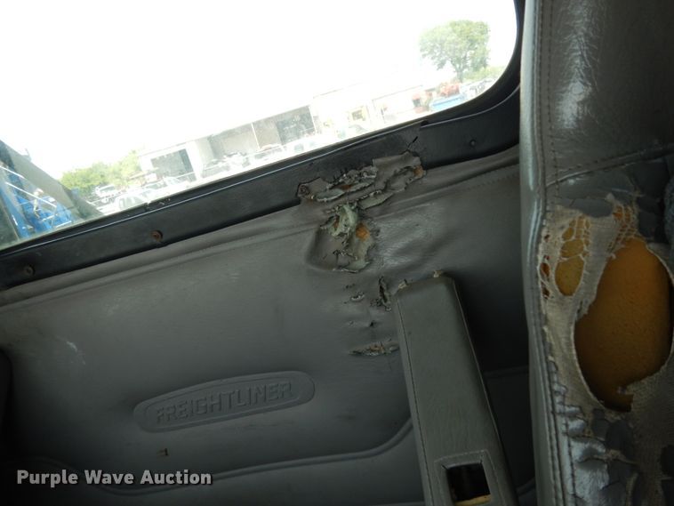 image for item DM2961 2005 Freightliner Columbia  semi truck