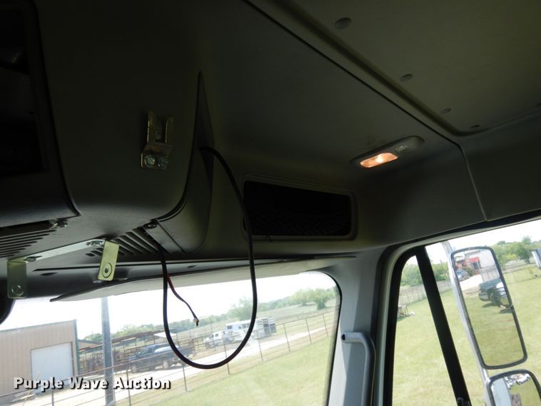 image for item DM2961 2005 Freightliner Columbia  semi truck