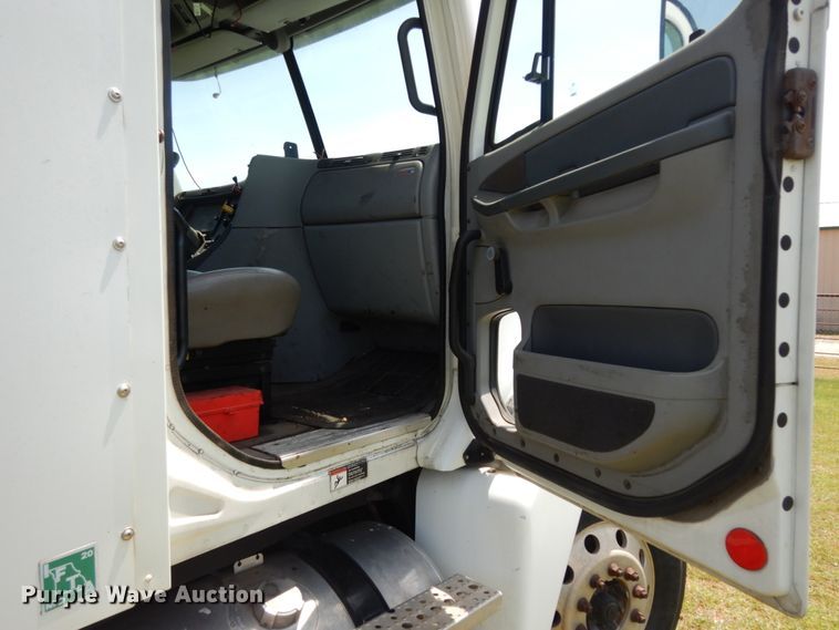 image for item DM2961 2005 Freightliner Columbia  semi truck