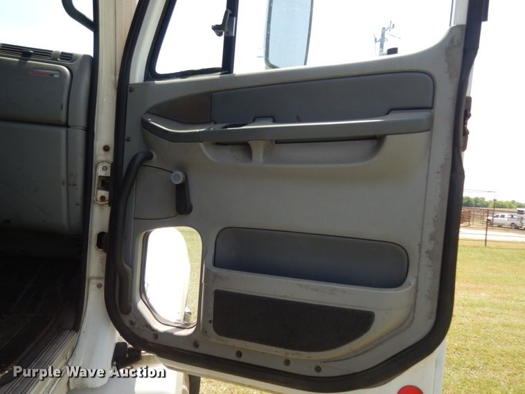 image for item DM2961 2005 Freightliner Columbia  semi truck