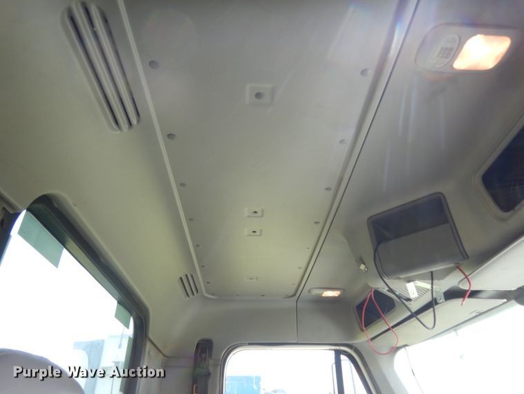 image for item DM2961 2005 Freightliner Columbia  semi truck