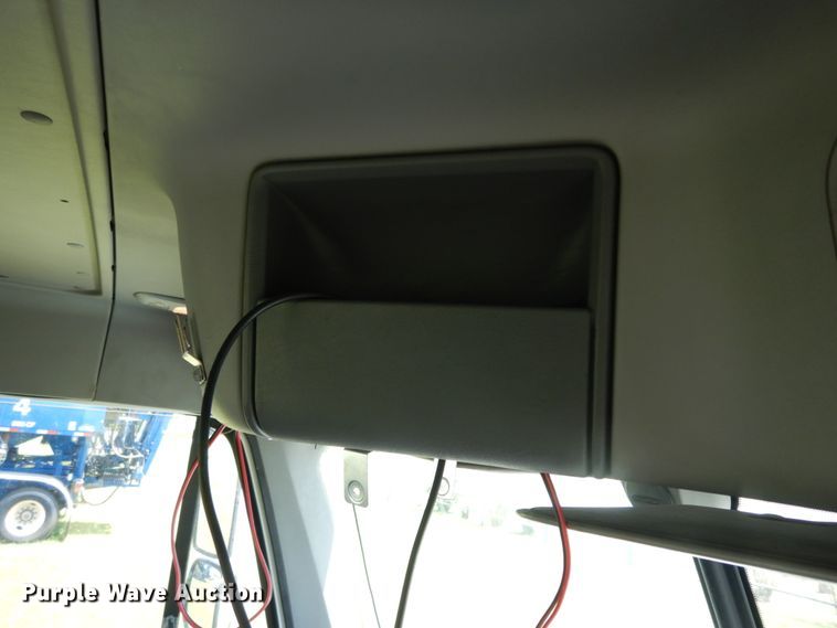 image for item DM2961 2005 Freightliner Columbia  semi truck