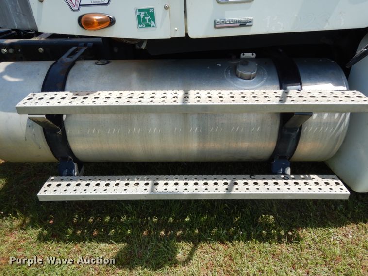 image for item DM2961 2005 Freightliner Columbia  semi truck