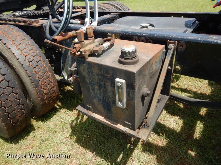 image for item DM2961 2005 Freightliner Columbia  semi truck