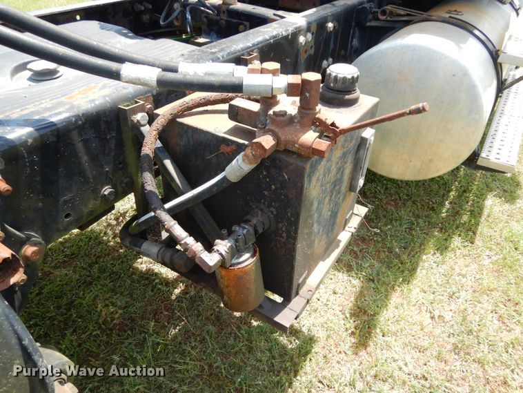 image for item DM2961 2005 Freightliner Columbia  semi truck