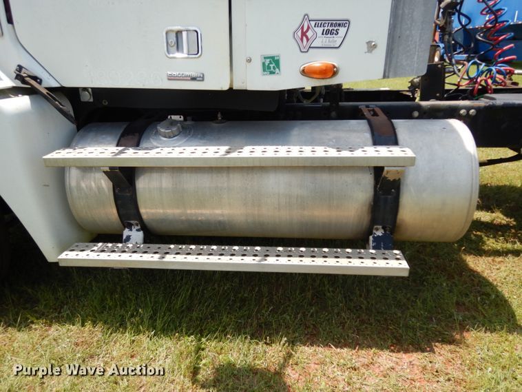 image for item DM2961 2005 Freightliner Columbia  semi truck