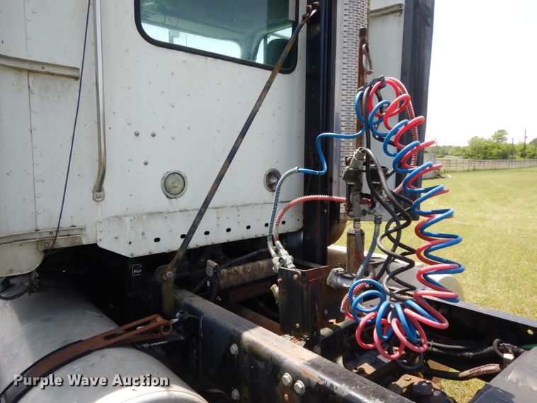 image for item DM2961 2005 Freightliner Columbia  semi truck