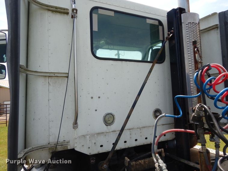 image for item DM2961 2005 Freightliner Columbia  semi truck