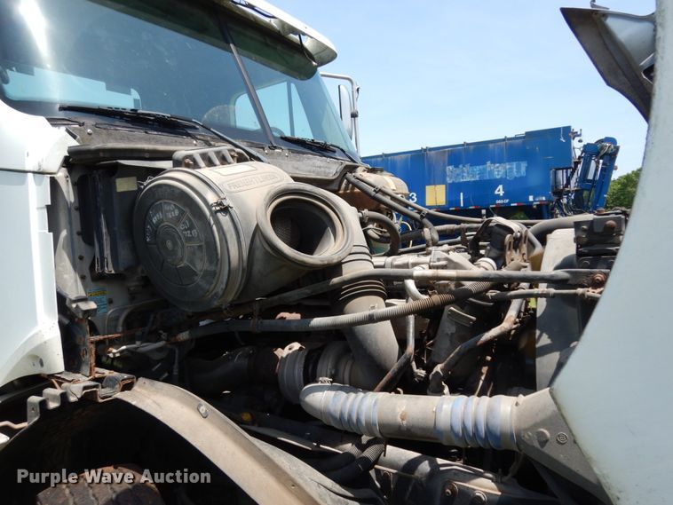 image for item DM2961 2005 Freightliner Columbia  semi truck