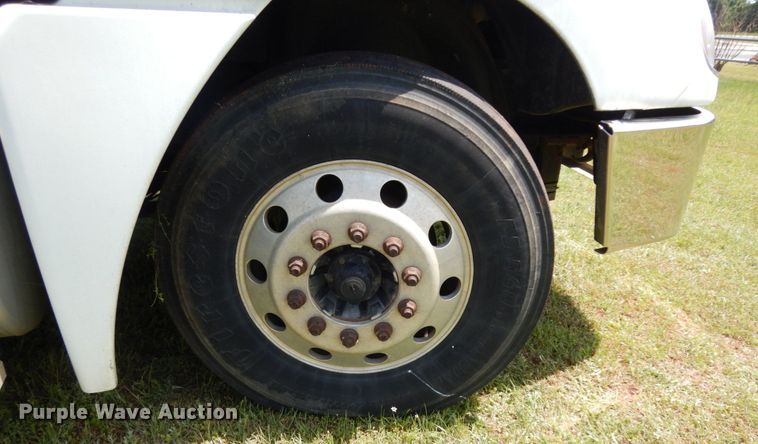 image for item DM2961 2005 Freightliner Columbia  semi truck