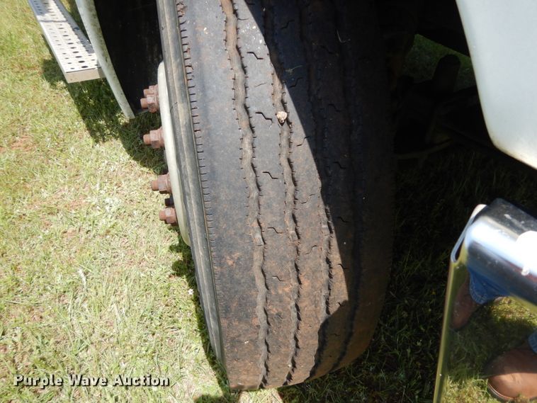 image for item DM2961 2005 Freightliner Columbia  semi truck