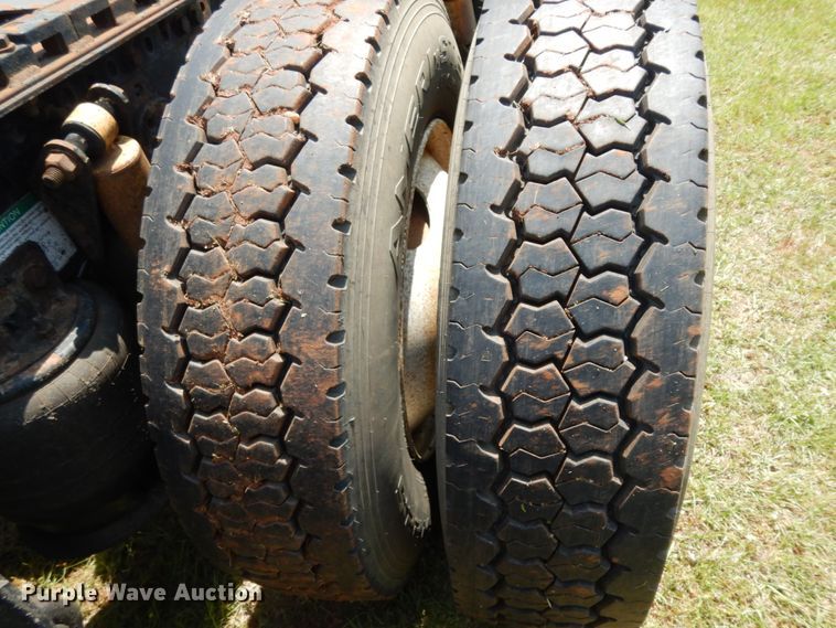 image for item DM2961 2005 Freightliner Columbia  semi truck