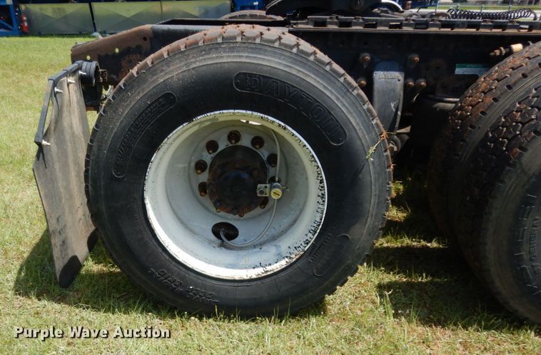 image for item DM2961 2005 Freightliner Columbia  semi truck