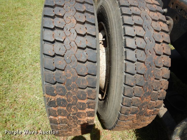 image for item DM2961 2005 Freightliner Columbia  semi truck