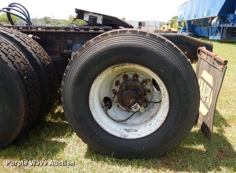 image for item DM2961 2005 Freightliner Columbia  semi truck