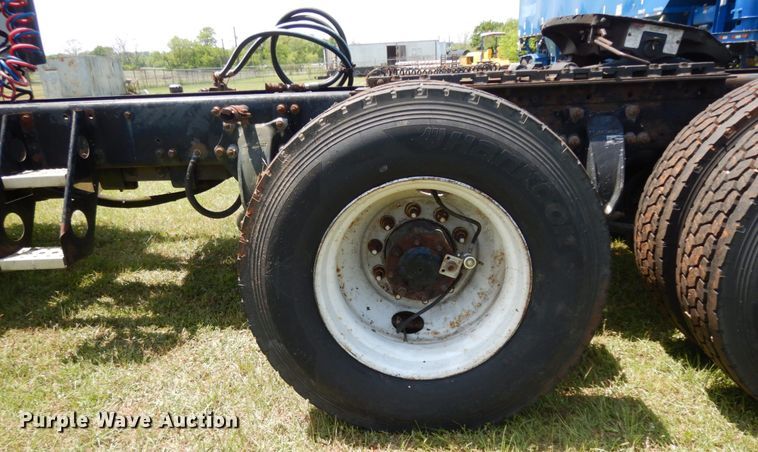 image for item DM2961 2005 Freightliner Columbia  semi truck