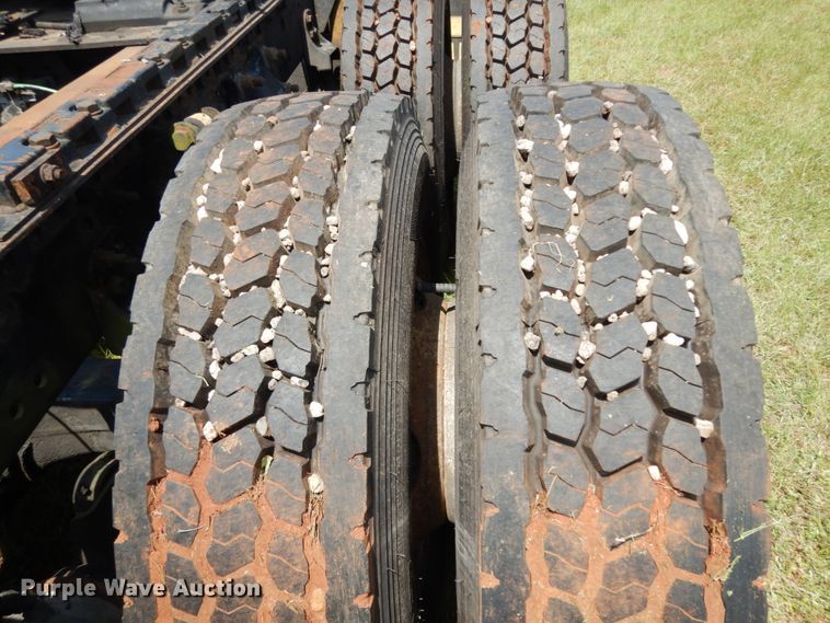 image for item DM2961 2005 Freightliner Columbia  semi truck