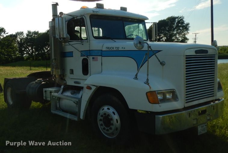 image for item DM2968 2001 Freightliner FLD120  semi truck