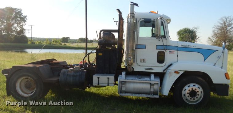 image for item DM2968 2001 Freightliner FLD120  semi truck