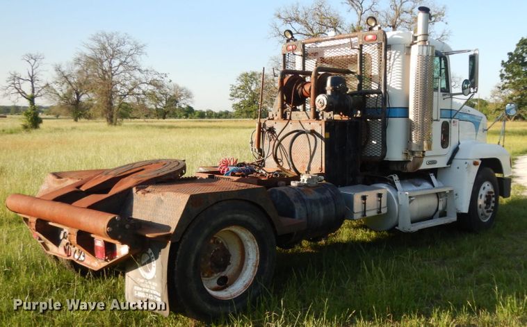 image for item DM2968 2001 Freightliner FLD120  semi truck