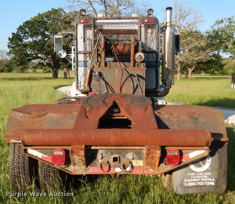 image for item DM2968 2001 Freightliner FLD120  semi truck