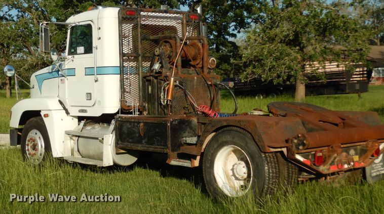 image for item DM2968 2001 Freightliner FLD120  semi truck