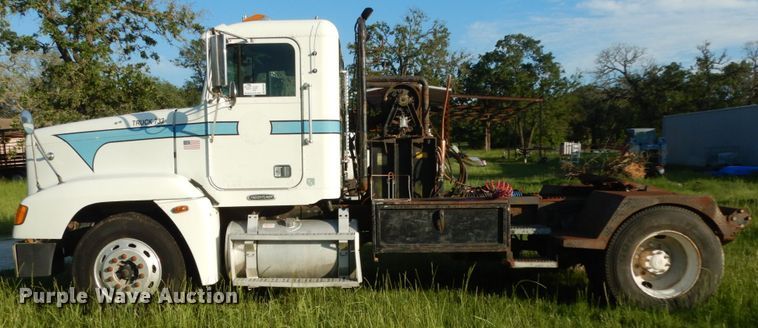 image for item DM2968 2001 Freightliner FLD120  semi truck