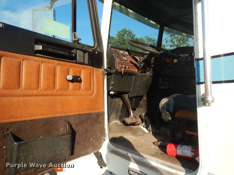 image for item DM2968 2001 Freightliner FLD120  semi truck