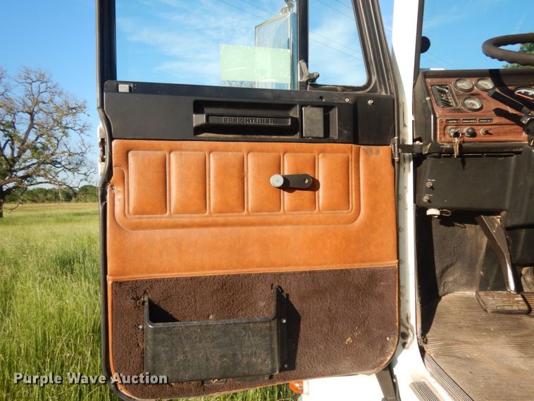 image for item DM2968 2001 Freightliner FLD120  semi truck